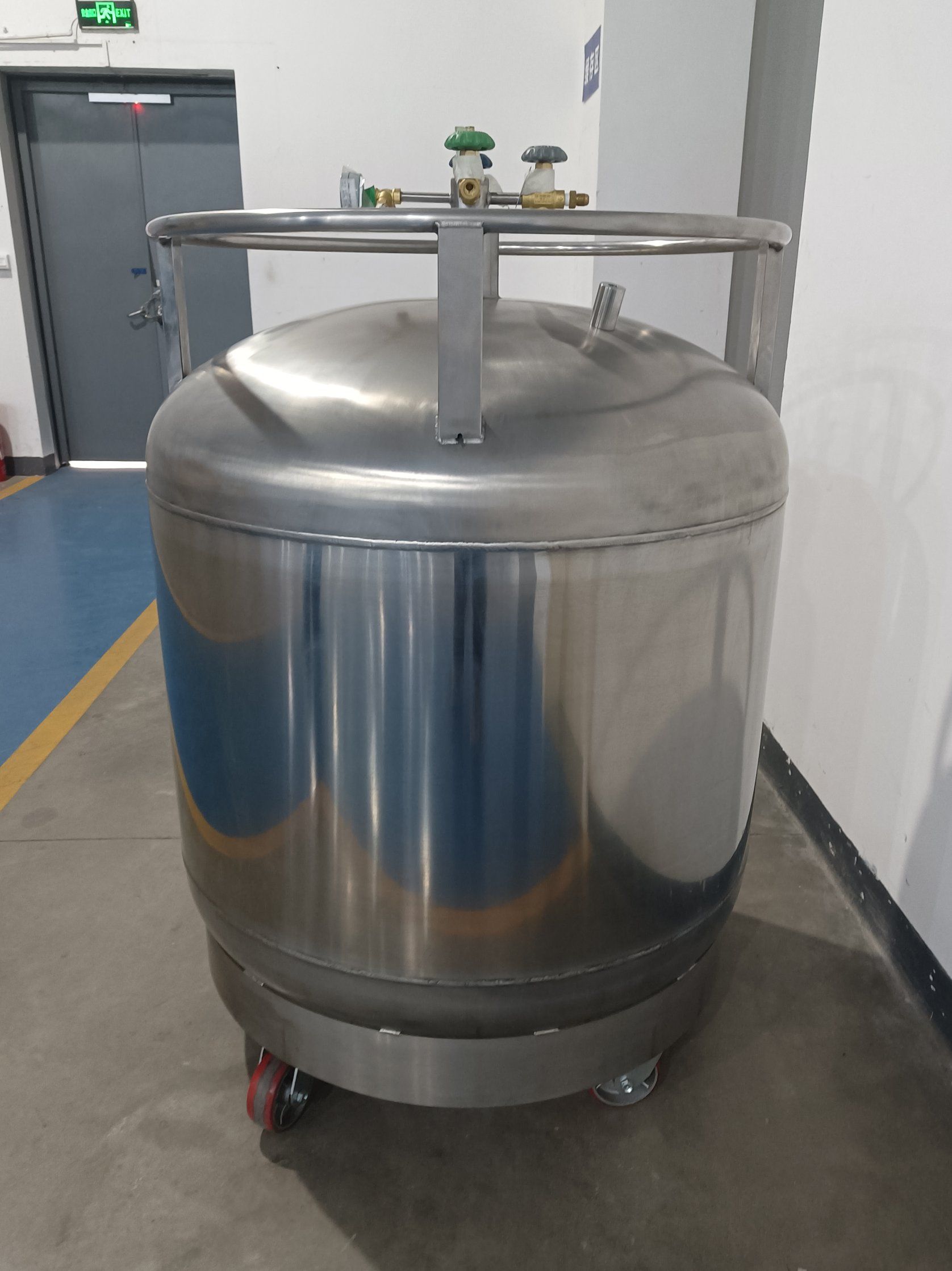 500L Self-Pressurized Liquid Nitrogen Tanks Utilized in Laboratories