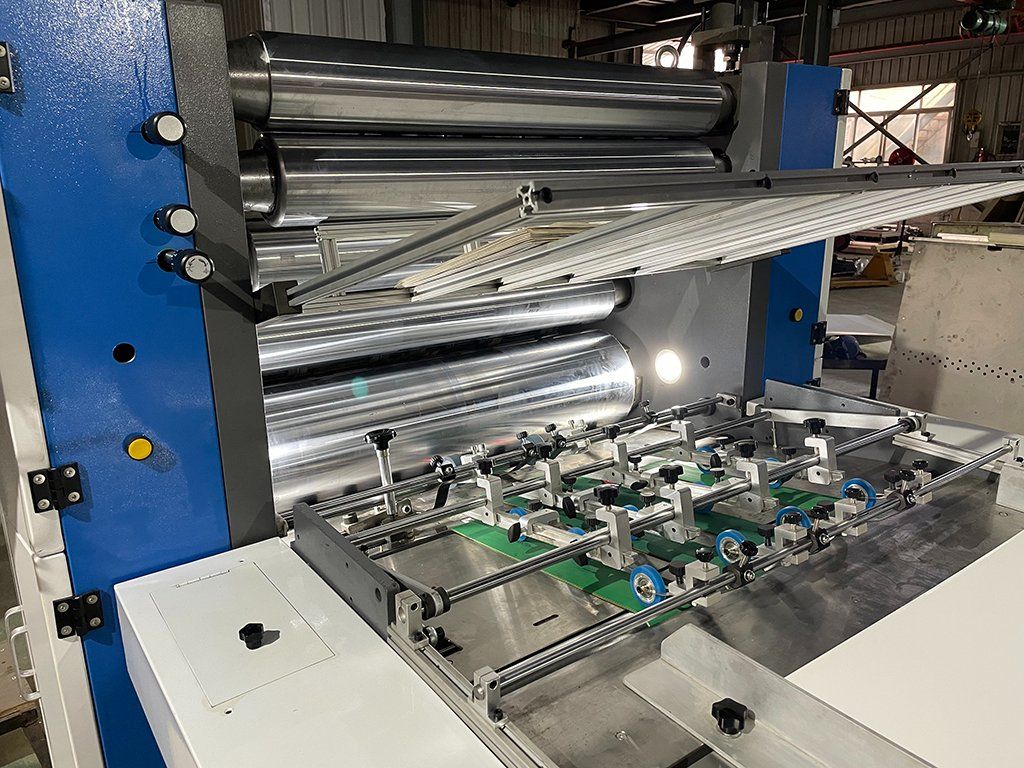 One Year Warranty Cold Koten With Durable Wooden Case For Clothing Tags Flute Laminating Machine. - Image 3