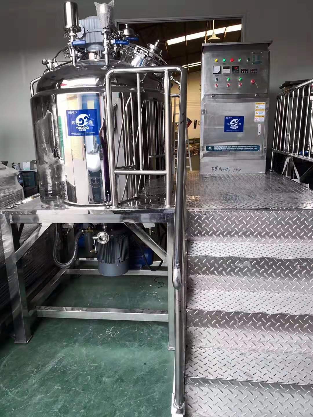 China Liquid Mixing Tank for Hand Sanitizer and Shampoo Production Machine